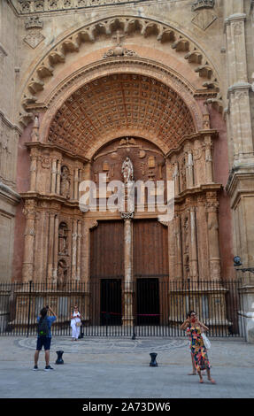 Portone d'ingresso su la gotica Cattedrale cattolica romana di Santa Maria di Palma di Mallorca, Spagna UE. Foto Stock