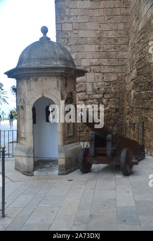 Canon in bronzo su ruote in legno e pietra Sentry scatola di protezione al di fuori del Palazzo Reale di La Almudaina in Palma di Maiorca, isole Baleari, Spagna UE. Foto Stock
