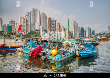 Barche in acqua, Aberdeen Harbour, Hong Kong Foto Stock