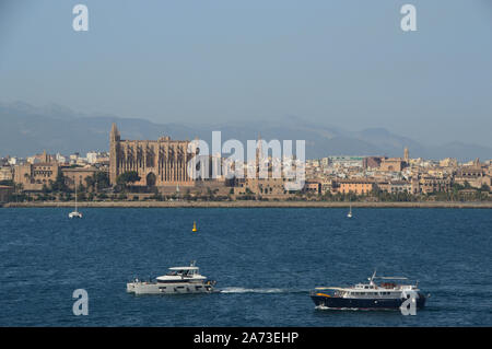 Barche a vela il passato medioevale gotica Cattedrale cattolica romana di Santa Maria di Palma di Mallorca, Spagna UE. Foto Stock