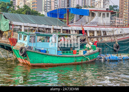 Barche in acqua, Aberdeen Harbour, Hong Kong Foto Stock