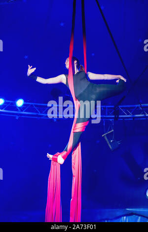 Giovani acrobat mostra le sue abilità sulla verticale della fune panno nel circus Giovanni a Bamberg in Germania --- Junge Akrobatin zeigt ihr Können am Vertikaltuch im Zirkus Giovanni di Bamberg, Deutschland Foto Stock