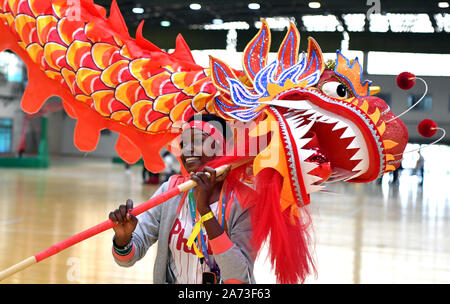 (191030) -- ZHENGZHOU, Ottobre 30, 2019 (Xinhua) -- Raissa esperienze dragon dance a Sias University di Zhengzhou, centrale cinese della Provincia di Henan, 28 ottobre 2019. Diciassettenne Raissa era nato e allevato in Comore, un paese insulare nell' Oceano Indiano. In 2016, Raissa della nonna era curato dai medici del cinese team di medici in Africa. Raissa quindi sviluppato un forte legame emotivo con la Cina, che la spinse a imparare il cinese presso il locale istituto Confucio con incessanti sforzi. Sul concorso preliminare del XII Ponte cinese proficiency concorso per Foto Stock