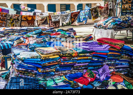 Un tessuto stallo a un mercato di artigianato in Gambia, in Africa occidentale. Foto Stock