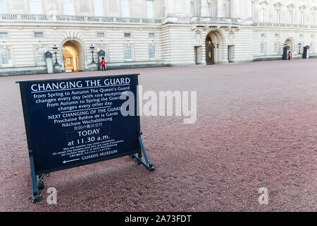 Maggio 2019. "Cambiando la guardia' segno all'interno del cortile del Palazzo di Buckingham (Londra, Inghilterra, Regno Unito). Foto Stock