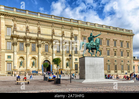 Stoccolma, Svezia - 09 agosto 2019: turista che visita il Palazzo Reale e la statua equestre del re svedese Karl XIV scolpito da Johan Bengt fra donna e uomo UFU Foto Stock