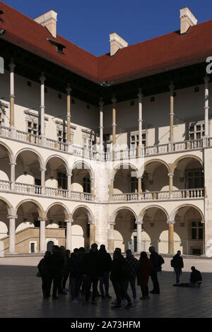 Cracovia. Cracovia. La Polonia. Wawel, castello reale sul colle di Wawel. Cortile rinascimentale portici. Foto Stock