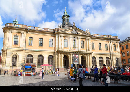 Stoccolma, Svezia - Agosto 09, 2019: i turisti in visita a Accademia svedese sulla Stortorget Square nella Città Vecchia di Stoccolma. Foto Stock