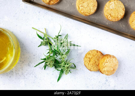 La Cannabis biscotti al burro con la marijuana gemme e cannaoil, fatti in casa biscotti sani, girato dalla parte superiore Foto Stock