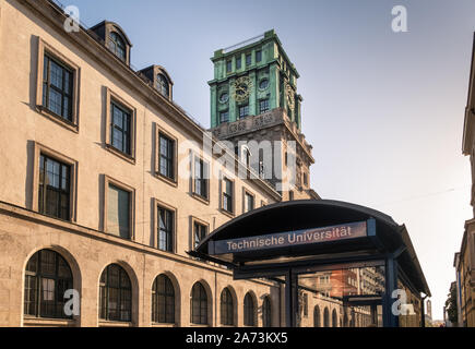 Vista esterna dell'Università Tecnica di Monaco di Baviera (TUM) principale edificio del campus e la sua torre dell orologio su Gabelsbergerstraße, Monaco di Baviera, Germania. Foto Stock