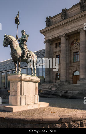 Monaco di Baviera, Germania. Statua di Otto von Wittelsbach nella parte anteriore della Bayerische Staatskanzlei (bavarese Cancelleria di Stato) edificio. Foto Stock