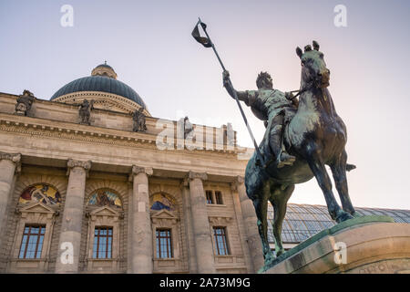 Monaco di Baviera, Germania. Statua di Otto von Wittelsbach nella parte anteriore della Bayerische Staatskanzlei (bavarese Cancelleria di Stato) edificio. Foto Stock