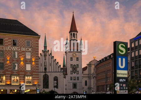 Marienplatz, Altstadt, Monaco di Baviera, Germania. Stili di architettura in parte trafficata della Città Vecchia al crepuscolo. Foto Stock