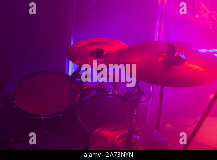 Rock band drum set in viola le luci dello stadio, close-up foto, morbida messa a fuoco selettiva Foto Stock