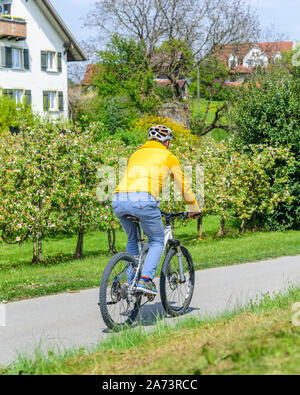 Godendo di primavera la natura durante una gita in bicicletta con la famiglia Foto Stock