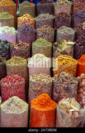 Pali colorati di spezie nel Souk di Dubai, Emirati Arabi Uniti Foto Stock