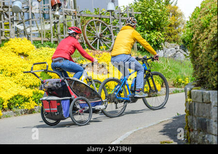 Godendo di primavera la natura durante una gita in bicicletta con la famiglia Foto Stock