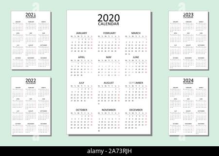 Set di calendario per 5 anno. Vector design stampa modello per 2020, 2021, 2022, 2023 e 2024. La settimana inizia il lunedì. Dodici mesi su una pagina. Semplice. Illustrazione Vettoriale