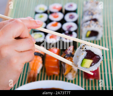 La cena con sushi sul tavolo al ristorante giapponese Foto Stock