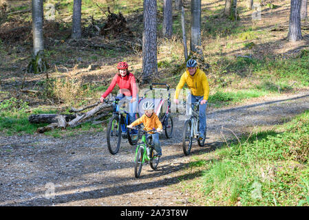 Godendo di primavera la natura durante una gita in bicicletta con la famiglia Foto Stock