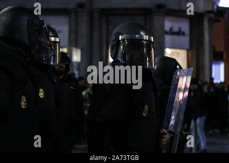 Madrid, Spagna. Xix oct, 2019. Spagnolo poliziotti antisommossa durante scontri.centinaia di estrema sinistra manifestanti si scontrano con la polizia dopo un rally del pacifico contro la Corte Suprema frase del catalano politica e attivisti. Essi sono stati più di dieci arresti e alcuni poliziotti sono stati feriti. In un tentativo di ricreare i violenti scontri di Barcellona i manifestanti si stabilirono barricades in alcune strade del centro citta'. Credito: Guillermo Santos SOPA/images/ZUMA filo/Alamy Live News Foto Stock