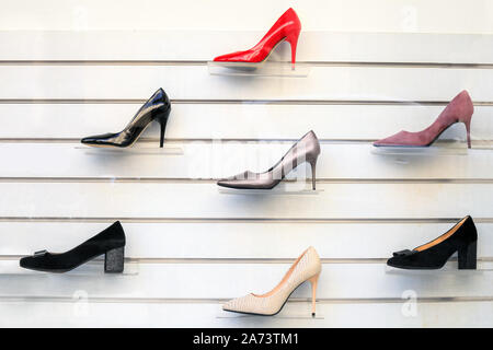 Womens scarpe sui ripiani. Raccolta di display cassoncino di pulizia nella vetrina di un negozio per la vendita. Nuove vivaci calzature con tacco alto su scaffalature nel centro commerciale per lo shopping Foto Stock