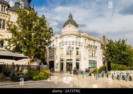 Orleans, Francia, ottobre 14, 2019: Anceint neo-barocco edificio bancario lungo Place du Martro in Orleans Francia Foto Stock