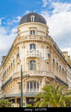 Orleans, Francia, ottobre 14, 2019: Neo antichi edifici barocchi lungo Place du Martro in Orleans Francia Foto Stock