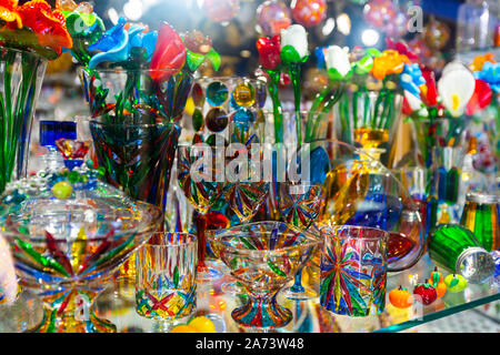 Colorati souvenir dalla famosa in vetro di Murano sulla vetrina del negozio di articoli da regalo a Venezia Foto Stock