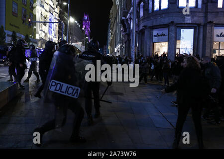 Madrid, Spagna. Xix oct, 2019. Cariche della polizia contro i manifestanti durante gli scontri.centinaia di estrema sinistra manifestanti si scontrano con la polizia dopo un rally del pacifico contro la Corte Suprema frase del catalano politica e attivisti. Essi sono stati più di dieci arresti e alcuni poliziotti sono stati feriti. In un tentativo di ricreare i violenti scontri di Barcellona i manifestanti si stabilirono barricades in alcune strade del centro citta'. Credito: Guillermo Santos SOPA/images/ZUMA filo/Alamy Live News Foto Stock