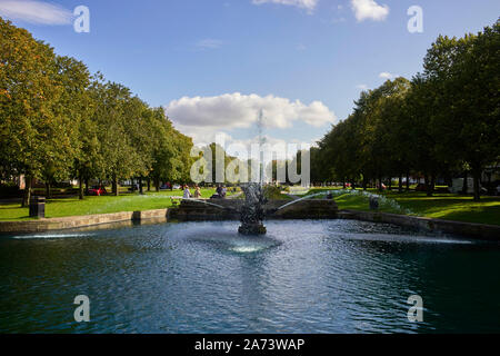 Le fontane al di fuori del Lady Lever Art Gallery di Port Sunlight in Merseyside Foto Stock