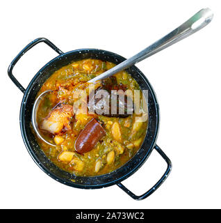 Il pote asturiano - minestra spessa con salsicce, fagioli e verdure. Isolato su sfondo bianco Foto Stock