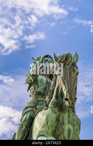 Un monumento di Jeanne d'Arc (Giovanna d'arco) su Place du Martroi nel centro di Orleans in Francia Foto Stock