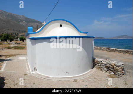 Una piccola cappella sul lungomare di Aghios Antonios sull'isola greca di Tilos. Foto Stock