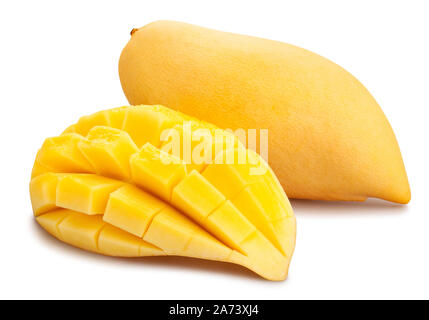 Tagliate a fette di mango giallo percorso isolato su bianco Foto Stock