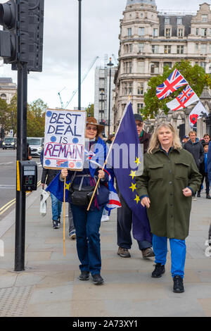 Westminster, Londra, Regno Unito. 29 ottobre, 2019. Un Brexit restano i diruttori passeggiate fuori il Parlamento con un affare migliore è rimanere segno. Credito: Maureen McLean/Alamy Foto Stock