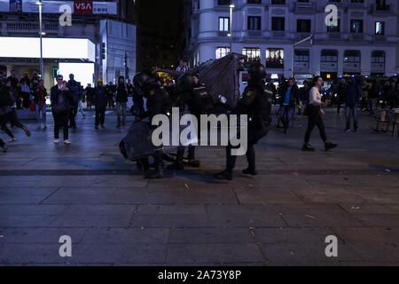 Madrid, Spagna. Xix oct, 2019. La polizia antisommossa durante scontri.centinaia di estrema sinistra manifestanti si scontrano con la polizia dopo un rally del pacifico contro la Corte Suprema frase del catalano politica e attivisti. Essi sono stati più di dieci arresti e alcuni poliziotti sono stati feriti. In un tentativo di ricreare i violenti scontri di Barcellona i manifestanti si stabilirono barricades in alcune strade del centro citta'. Credito: Guillermo Santos SOPA/images/ZUMA filo/Alamy Live News Foto Stock