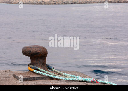 Foto di un metallo arrugginito bolard ormeggio per la grande nave Foto Stock