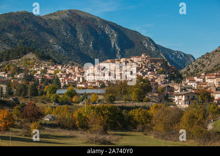 Villalago è un piccolo e delizioso borgo medievale della provincia di L'Aquila, situato nelle gole del Sagittario, Abruzzo Foto Stock