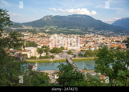 Trento (Italia) - paesaggio urbano del centro storico e il fiume Adige dalla sommità del Doss Trento che si affaccia sulla città Foto Stock