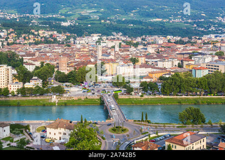 Trento (Italia) - paesaggio urbano del centro storico e il fiume Adige dalla sommità del Doss Trento che si affaccia sulla città Foto Stock