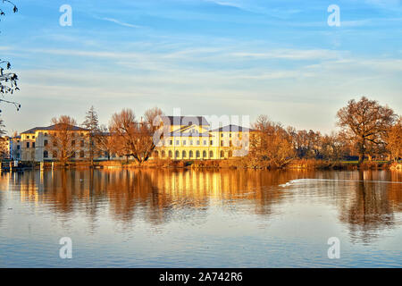 Vista del Marstall edificio sul lago Schwerin. Meclenburgo-pomerania Occidentale, Germania Foto Stock