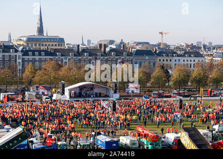 Den Haag, Paesi Bassi. 30 ott 2019. Il settore della costruzione è a protestare di mercoledì contro il governo le nuove regole di azoto. La protesta del settore della costruzione nell'Aia il mercoledì mattina ha causato un sacco di fastidio per le strade. La polizia vicino A12. Malieveld , panoramica Malieveld. Credito: Pro scatti/Alamy Live News Foto Stock