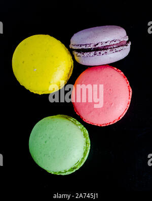 Amaretti cookie su una tela scuro dello sfondo. Foto Stock