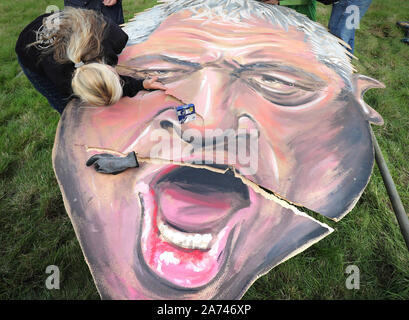 L'effige di altoparlante John Bercow, realizzato da Edenbridge falò società, è riparata dopo averlo strappato dopo essere state condizionate a Breezehurst agriturismo Parco Industriale sarà bruciato in un falò annuale celebrazione in Edenbridge, Kent. Foto Stock