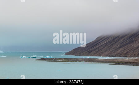 Scenario di ghiacciai e montagne nel Croker Bay, Devon Island, Nunavut, Canada Foto Stock
