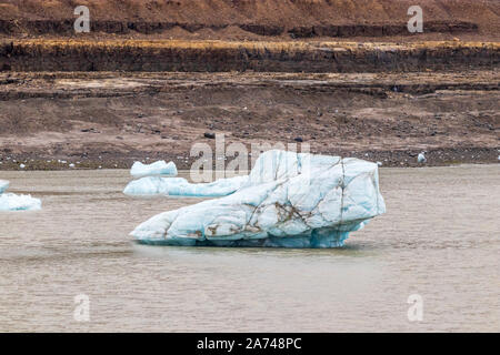 Un iceberg galleggianti in Croker Bay, Devon Island, Nunavut, Canada Foto Stock