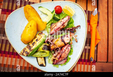 Calamari ripieni di verdure e limone. Frutti di mare. Foto Stock