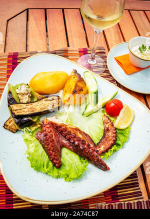 Polpo alla griglia con verdure e salsa. Ristorante. Frutti di mare Foto Stock
