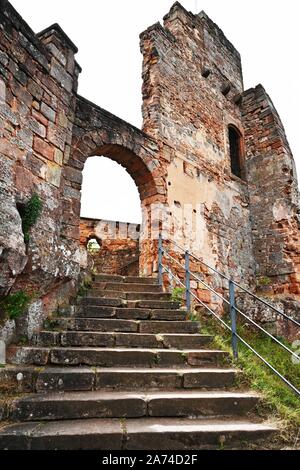 Le rovine del castello nella Foresta del Palatinato vicino Merzalben è il castello di roccia Graefenstein, che fu costruito nel XII secolo, qui fotografato il 13.9.2019.| | Utilizzo di tutto il mondo Foto Stock